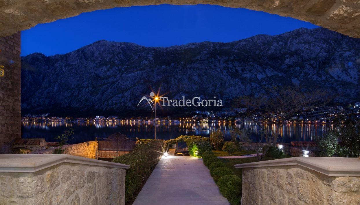 Kotor, Prcanj - authentische Villa mit Grundstück, in erster Reihe am Meer