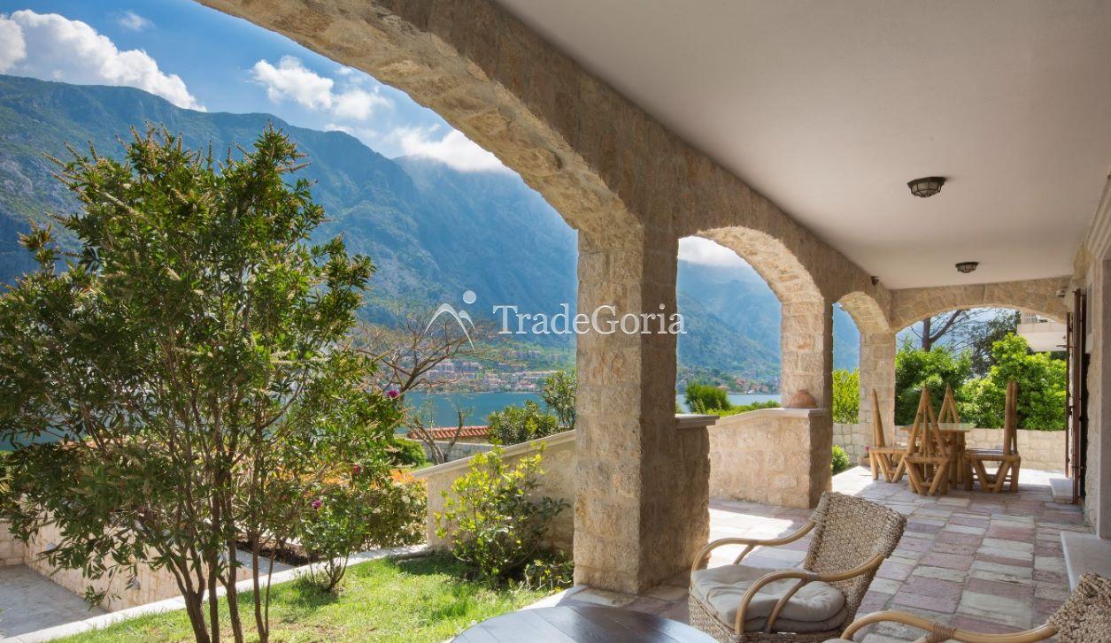 Kotor, Prcanj - authentische Villa mit Grundstück, in erster Reihe am Meer