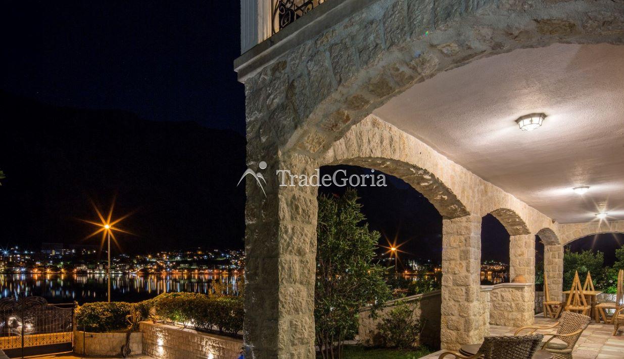 Kotor, Prcanj - authentische Villa mit Grundstück, in erster Reihe am Meer