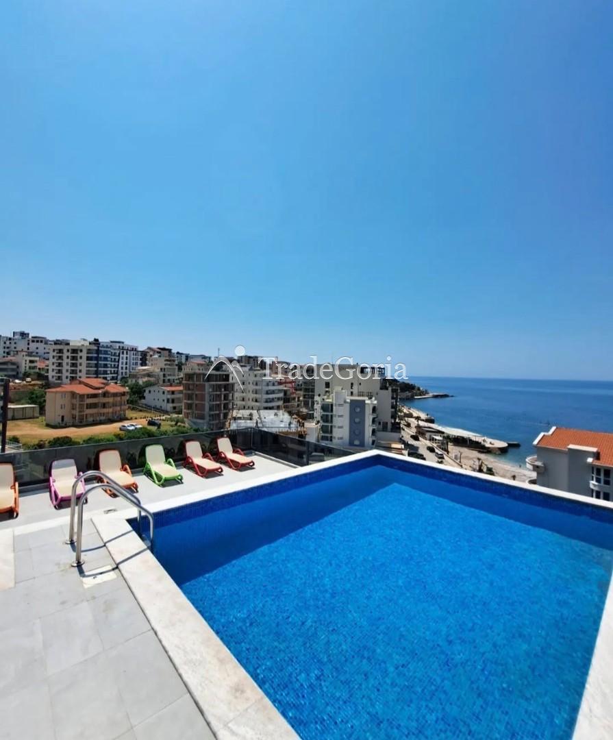 Stan sa 1 spavaćom sobom i pogledom na more u blizini plaže u kompleksu sa bazenom