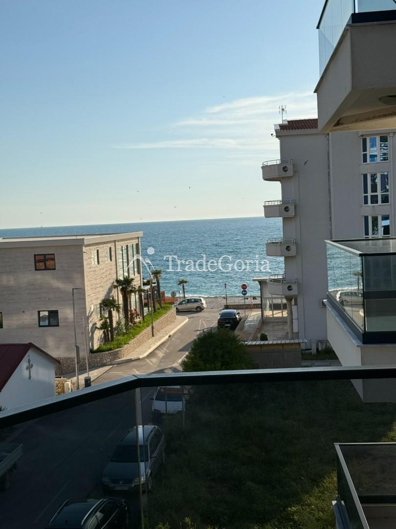 Stan sa 1 spavaćom sobom i pogledom na more u blizini plaže u kompleksu sa bazenom