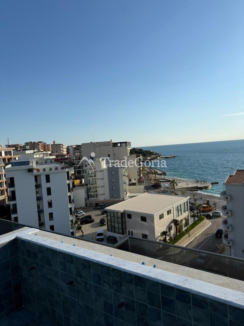 Stan sa 1 spavaćom sobom i pogledom na more u blizini plaže u kompleksu sa bazenom