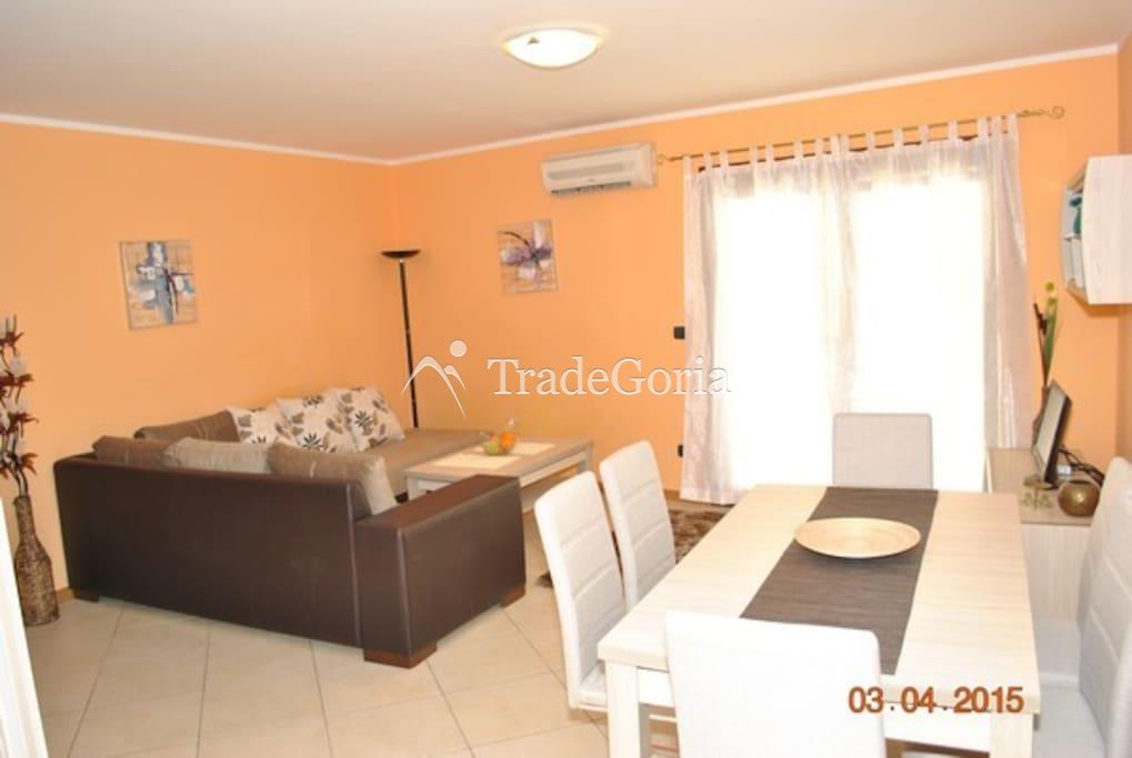 Apartment mit 1 Schlafzimmer in Rafailovici in erster Reihe