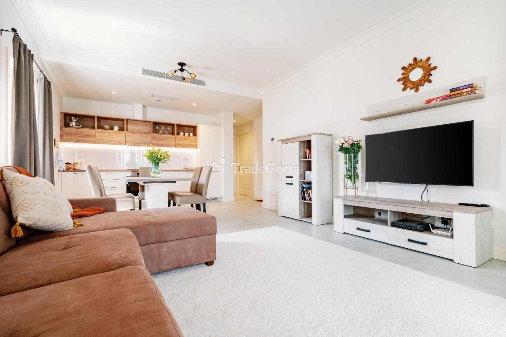 Apartment with 2 bedrooms and cozy courtyard in Centrale district, Lustica Bay