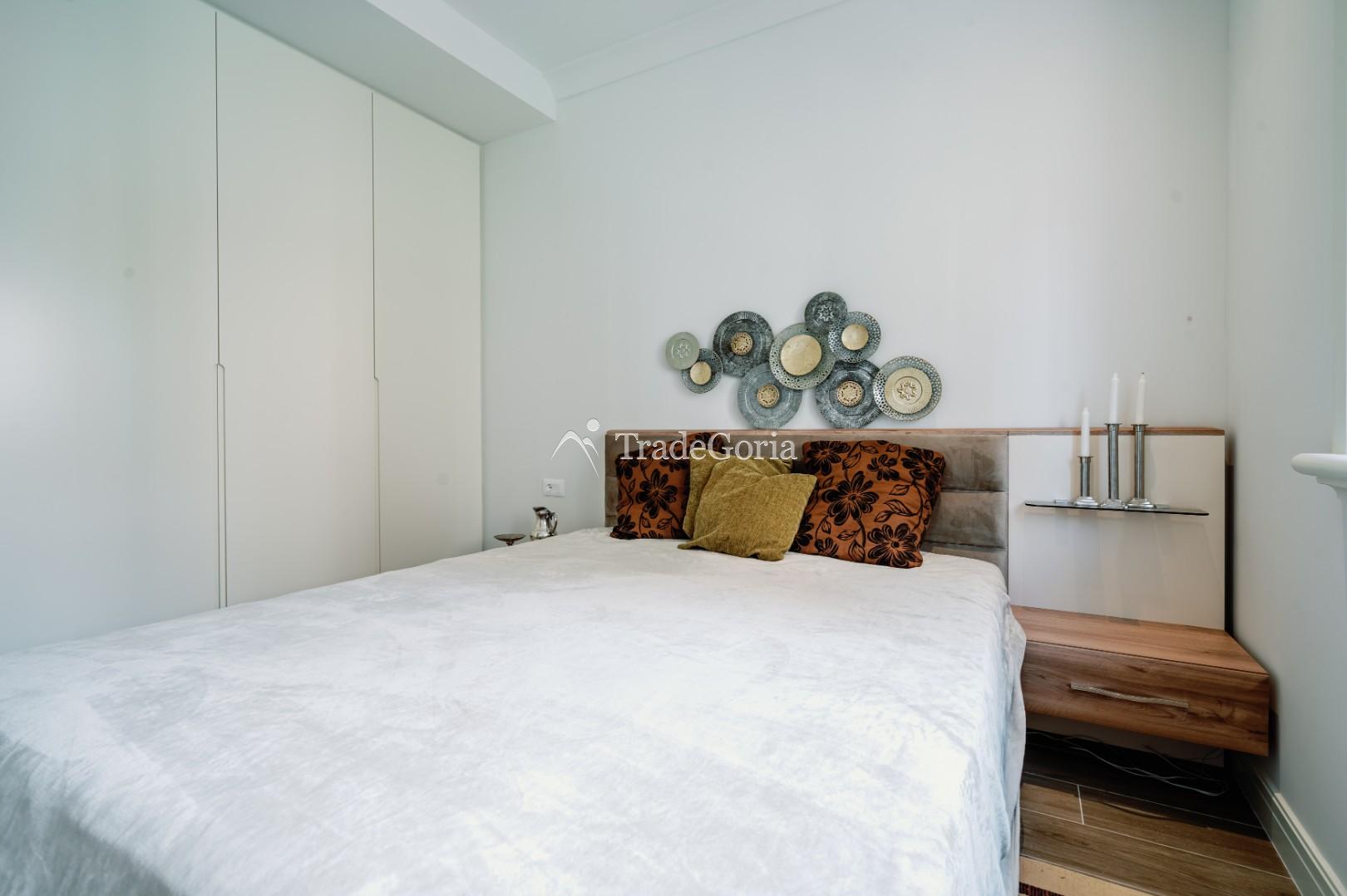 Apartment with 2 bedrooms and cozy courtyard in Centrale district, Lustica Bay