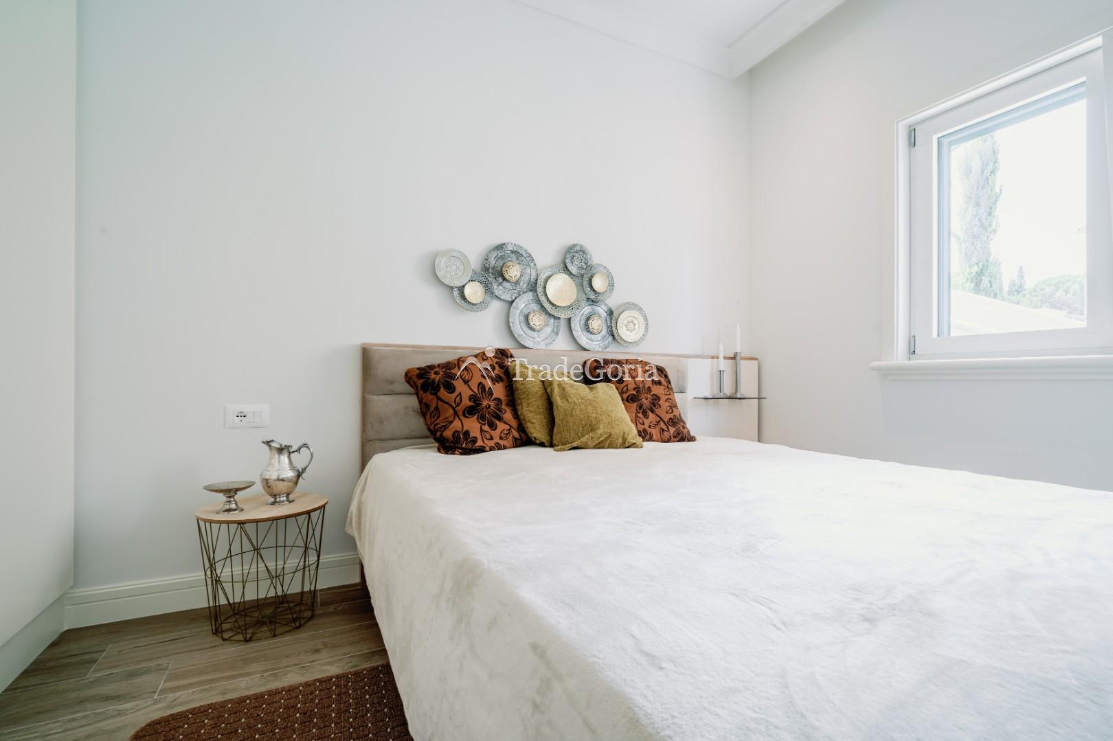 Apartment with 2 bedrooms and cozy courtyard in Centrale district, Lustica Bay