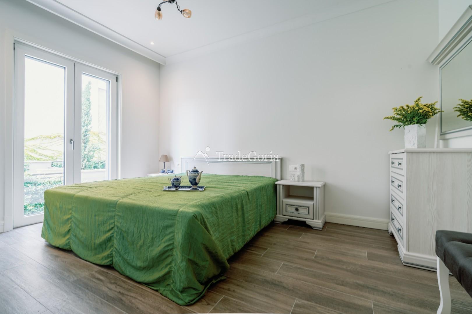 Apartment with 2 bedrooms and cozy courtyard in Centrale district, Lustica Bay