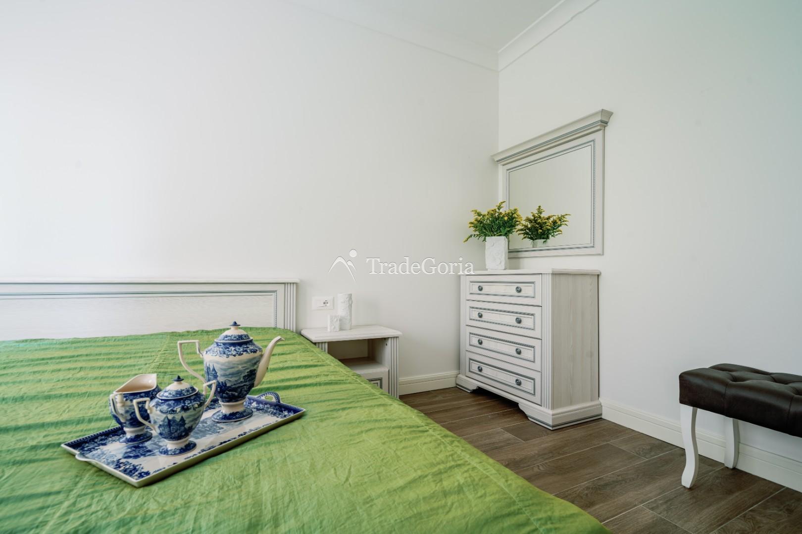 Apartment with 2 bedrooms and cozy courtyard in Centrale district, Lustica Bay