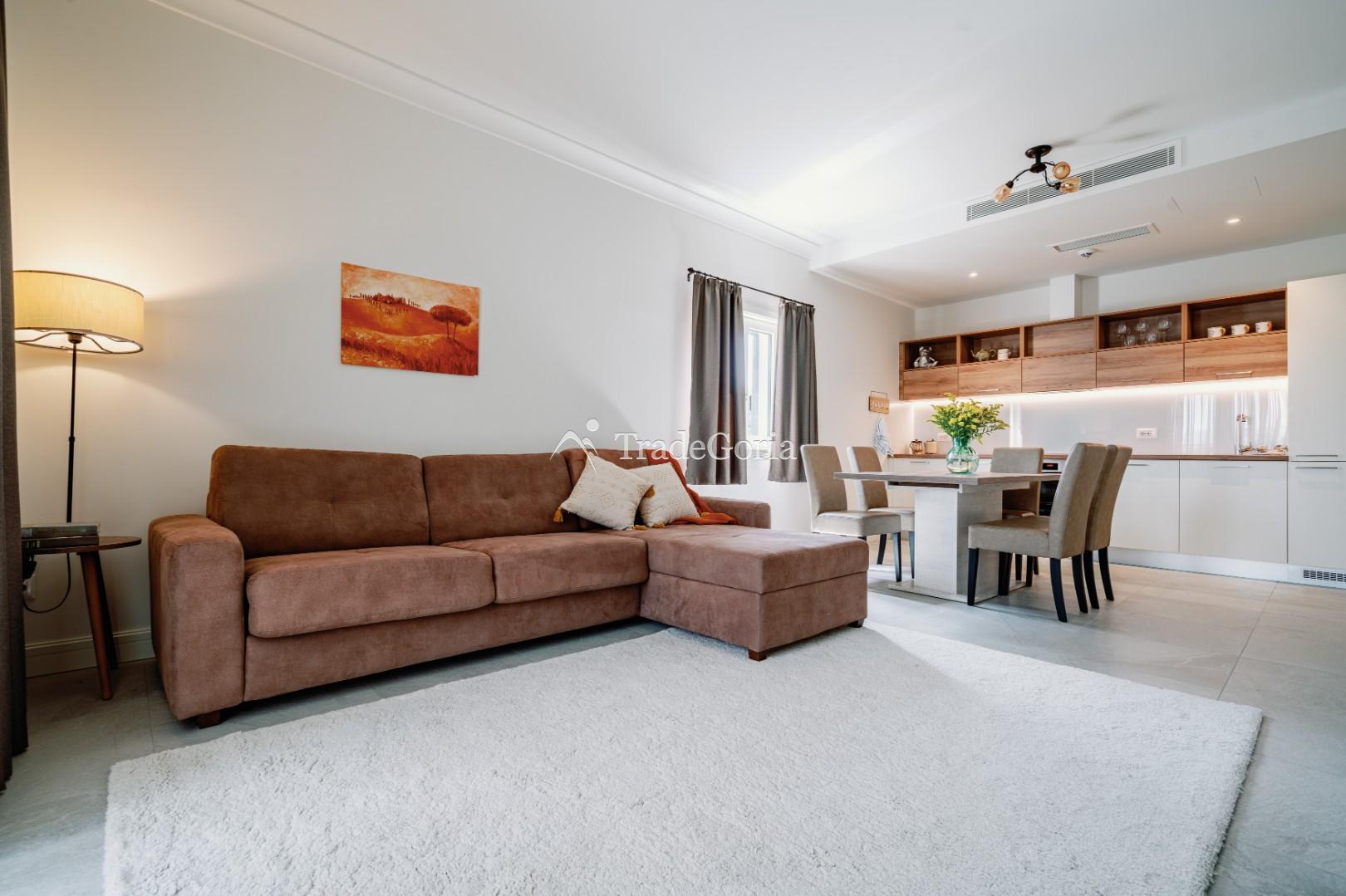 Apartment with 2 bedrooms and cozy courtyard in Centrale district, Lustica Bay