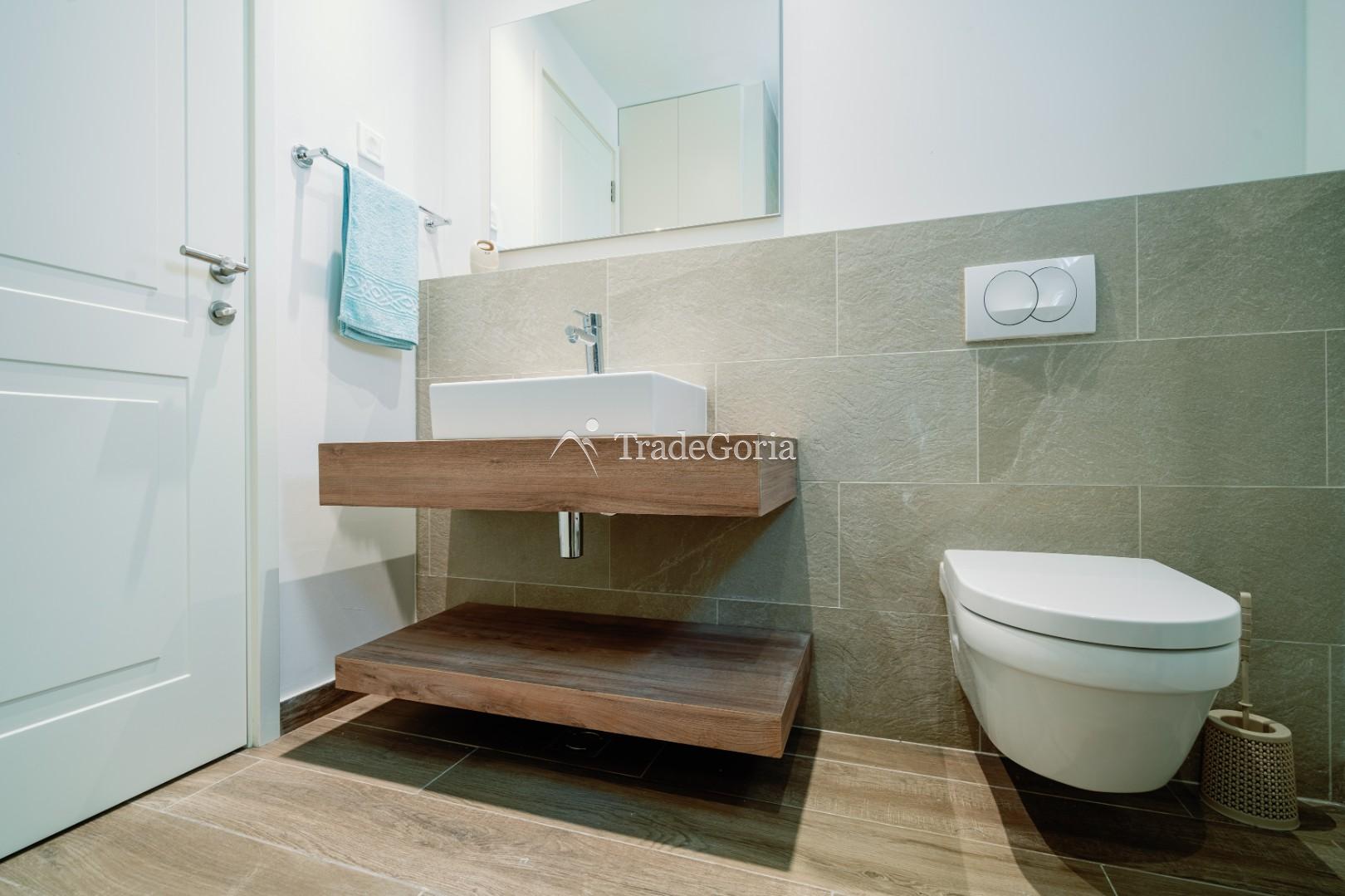 Apartment with 2 bedrooms and cozy courtyard in Centrale district, Lustica Bay