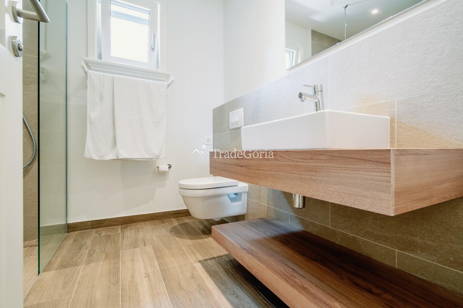 Apartment with 2 bedrooms and cozy courtyard in Centrale district, Lustica Bay