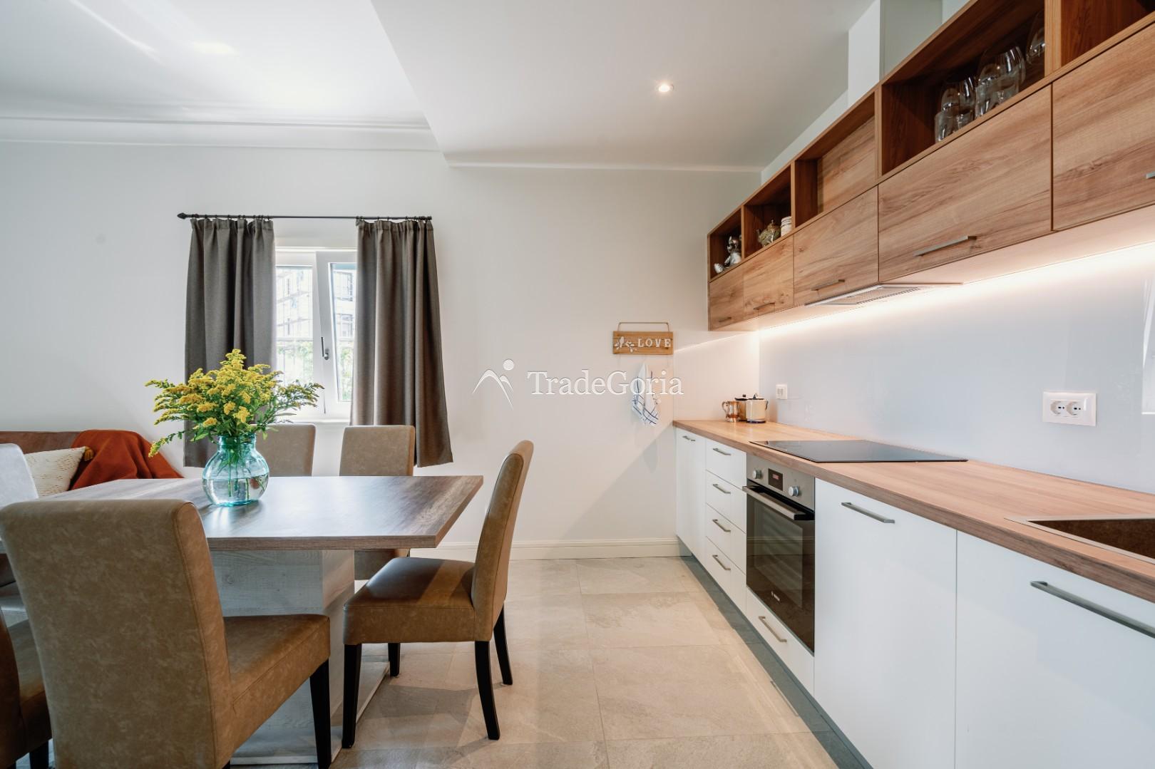Apartment with 2 bedrooms and cozy courtyard in Centrale district, Lustica Bay