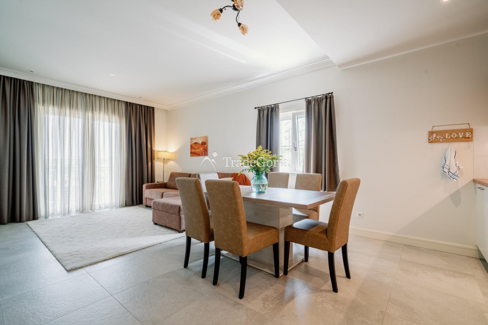 Apartment with 2 bedrooms and cozy courtyard in Centrale district, Lustica Bay