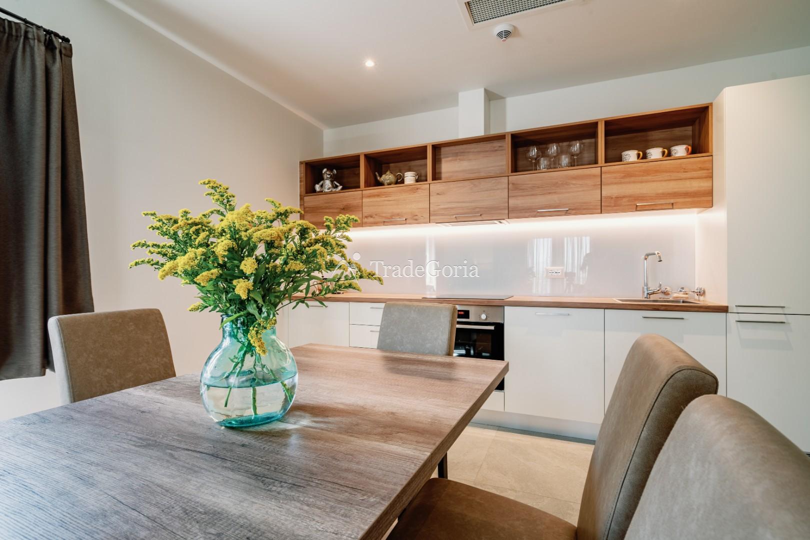 Apartment with 2 bedrooms and cozy courtyard in Centrale district, Lustica Bay