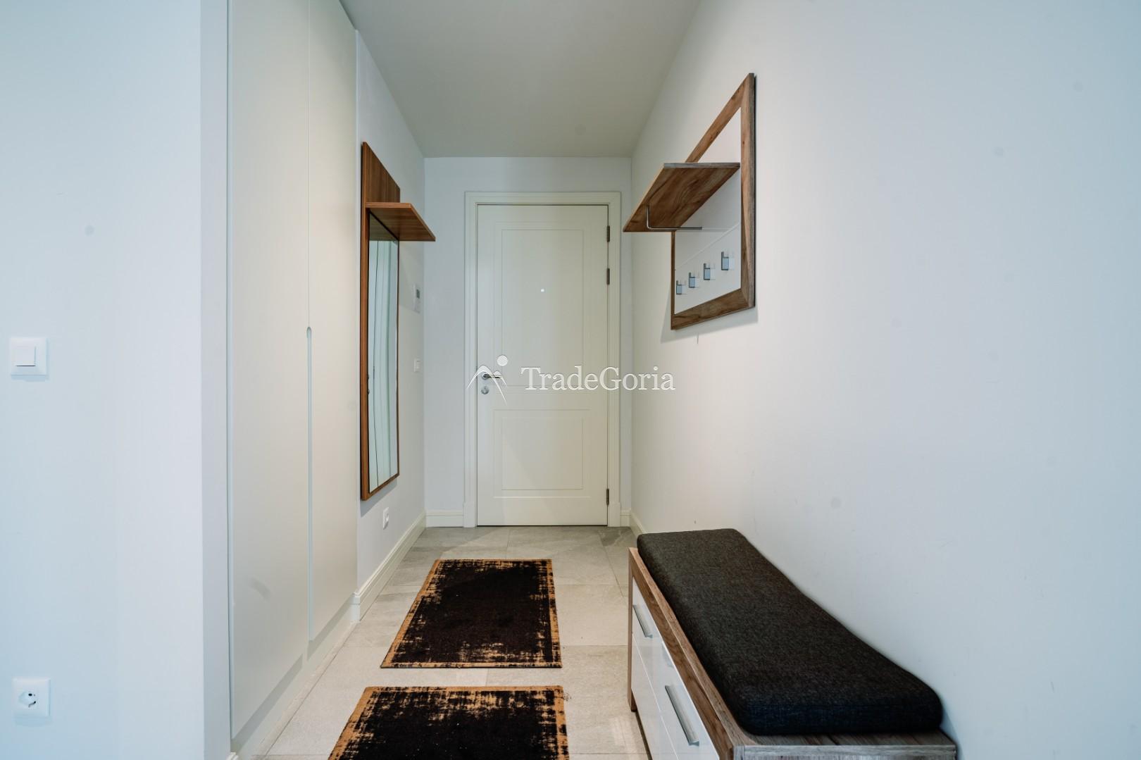 Apartment with 2 bedrooms and cozy courtyard in Centrale district, Lustica Bay