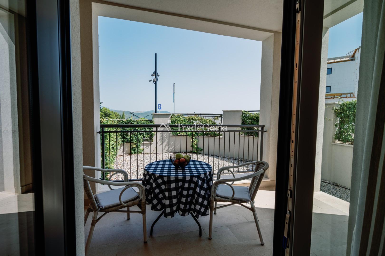 Apartment with 2 bedrooms and cozy courtyard in Centrale district, Lustica Bay