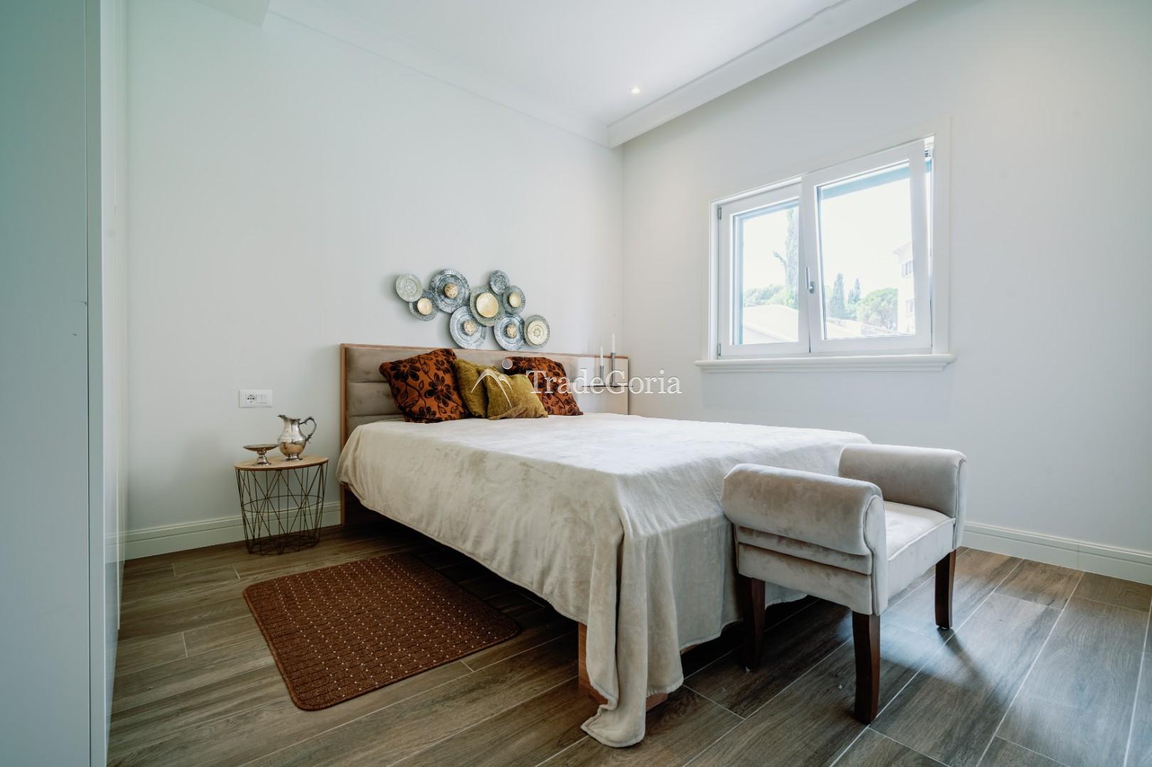 Apartment with 2 bedrooms and cozy courtyard in Centrale district, Lustica Bay