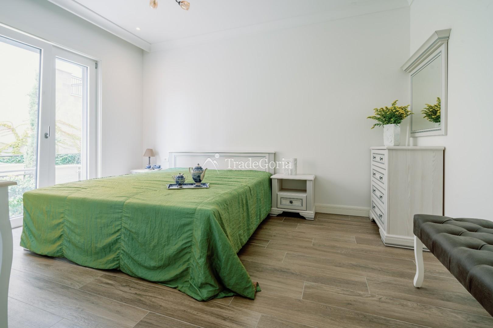 Apartment with 2 bedrooms and cozy courtyard in Centrale district, Lustica Bay