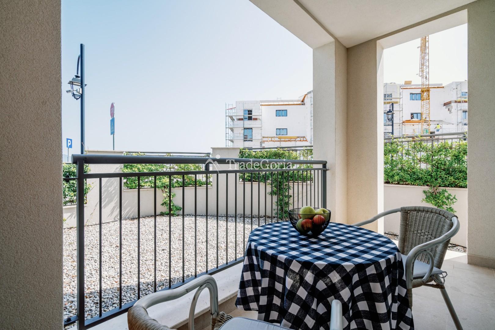 Apartment with 2 bedrooms and cozy courtyard in Centrale district, Lustica Bay