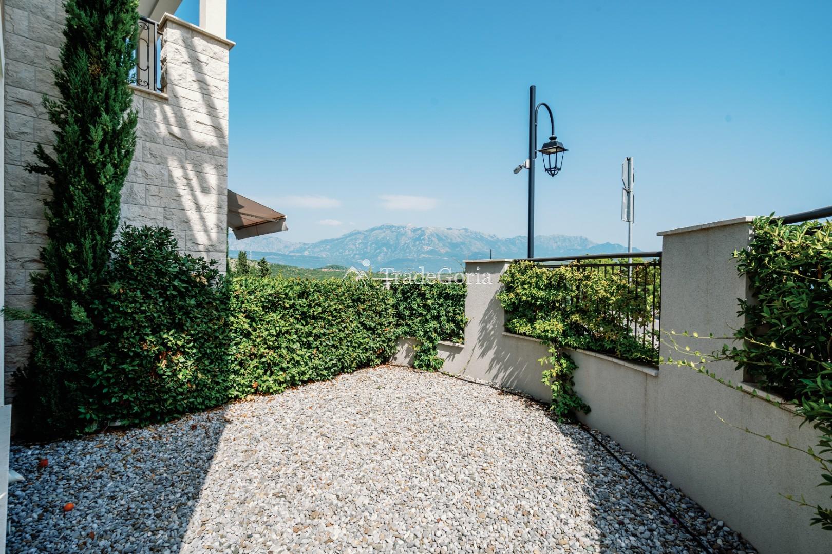 Apartment with 2 bedrooms and cozy courtyard in Centrale district, Lustica Bay