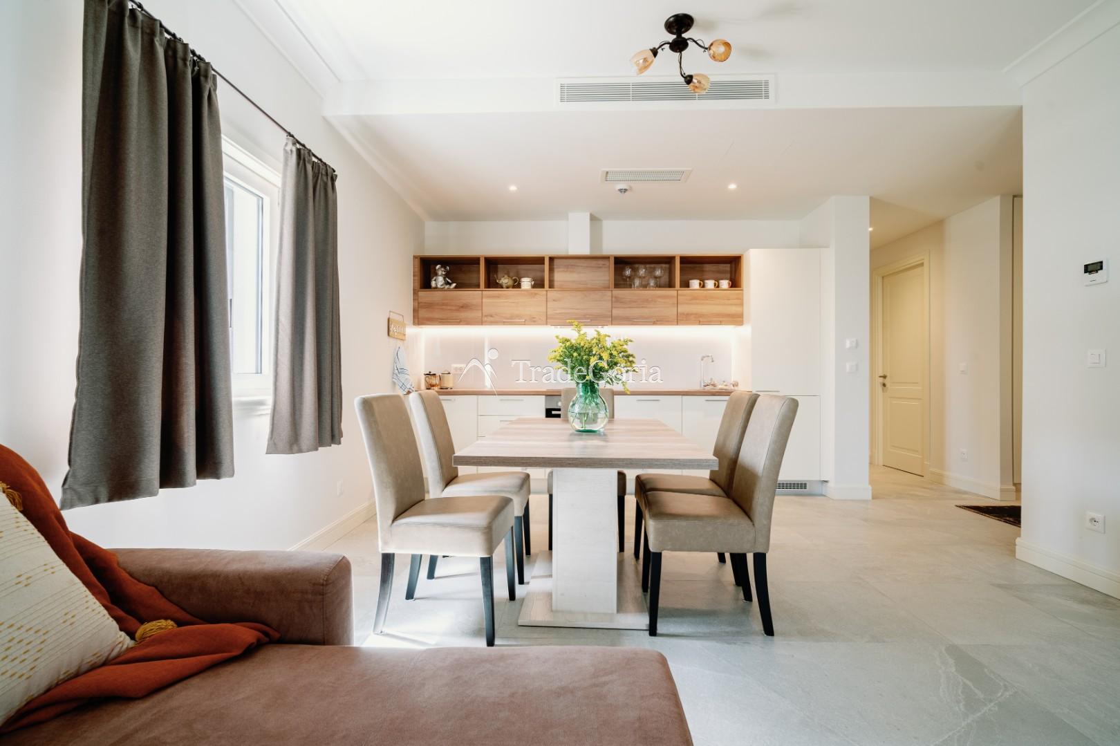 Apartment with 2 bedrooms and cozy courtyard in Centrale district, Lustica Bay