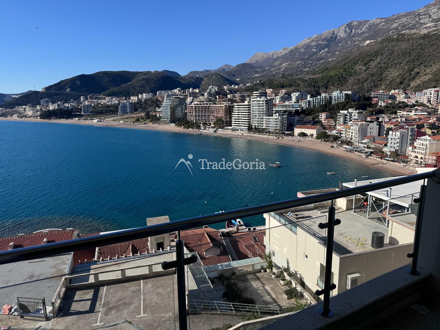 Stan sa 2 spavaće sobe i panoramskim pogledom na more u Rafailovićima, prva linija
