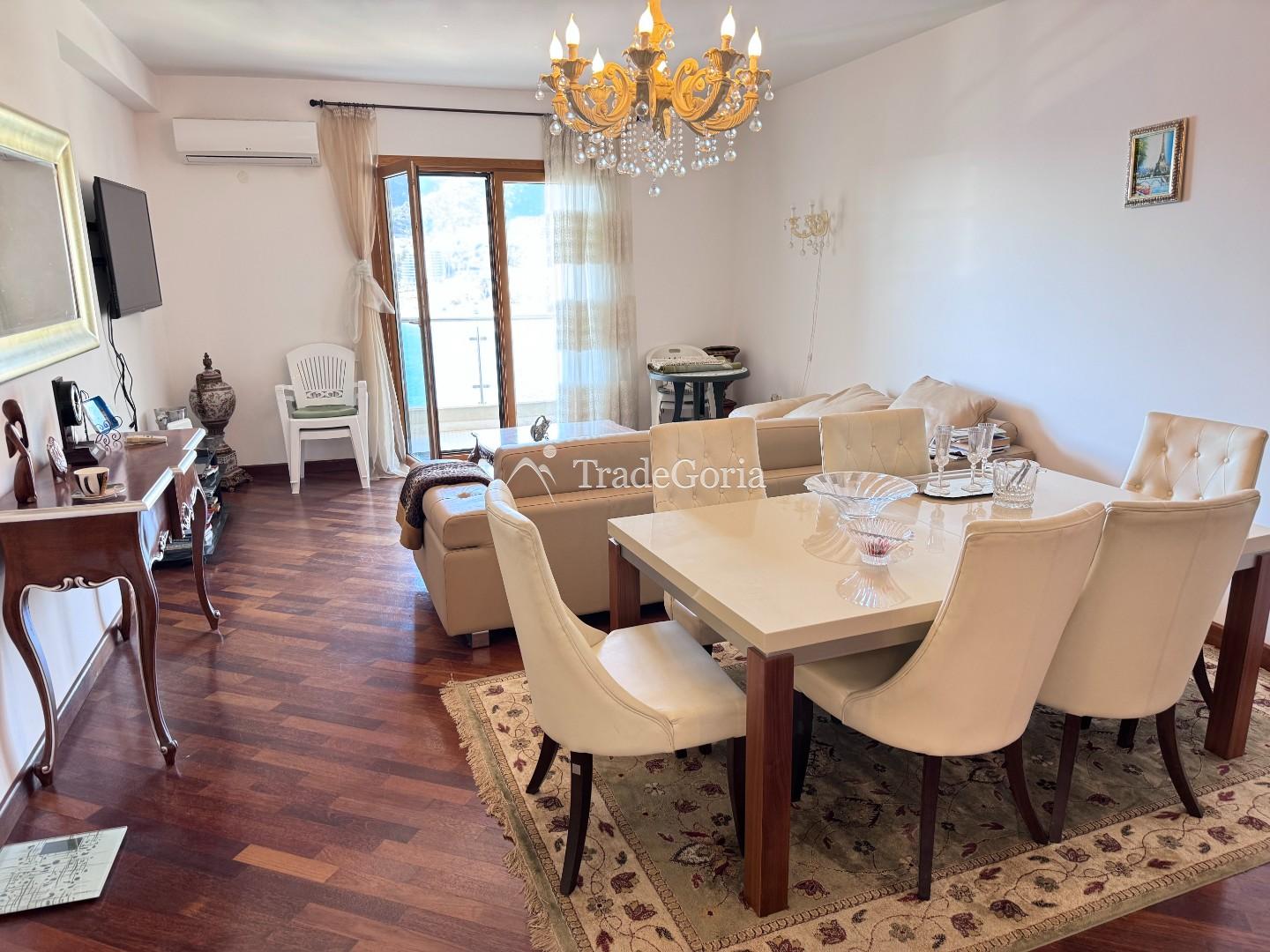 Stan sa 2 spavaće sobe i panoramskim pogledom na more u Rafailovićima, prva linija