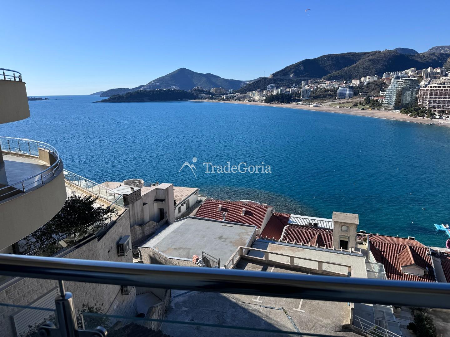 Stan sa 2 spavaće sobe i panoramskim pogledom na more u Rafailovićima, prva linija