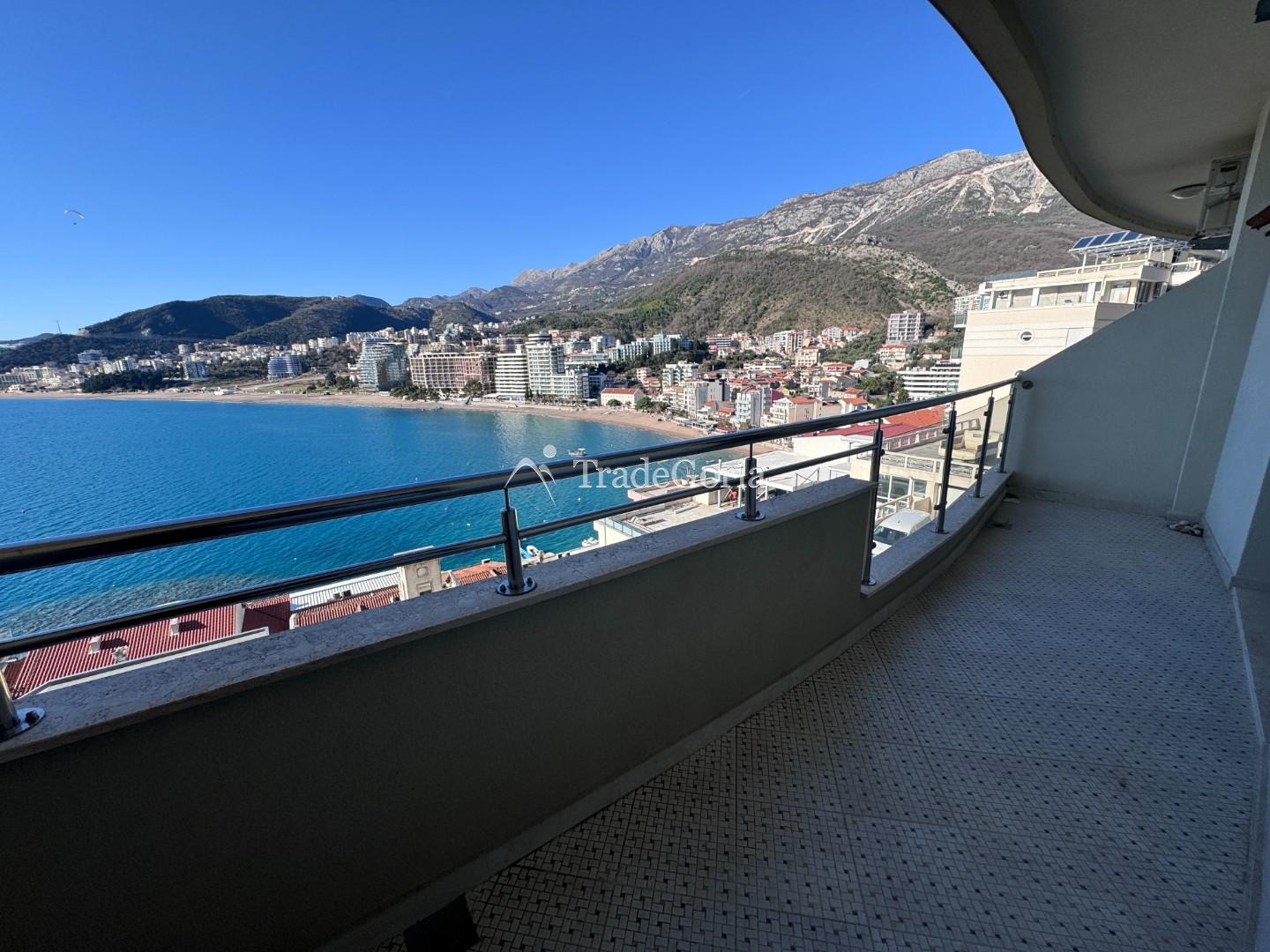 Stan sa 2 spavaće sobe i panoramskim pogledom na more u Rafailovićima, prva linija
