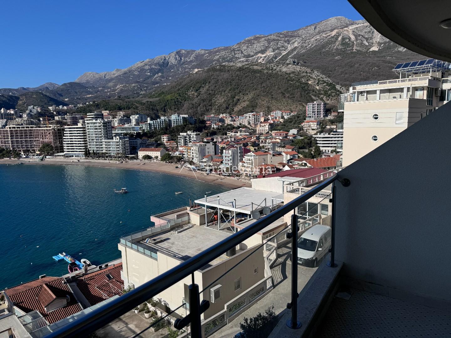 Stan sa 2 spavaće sobe i panoramskim pogledom na more u Rafailovićima, prva linija
