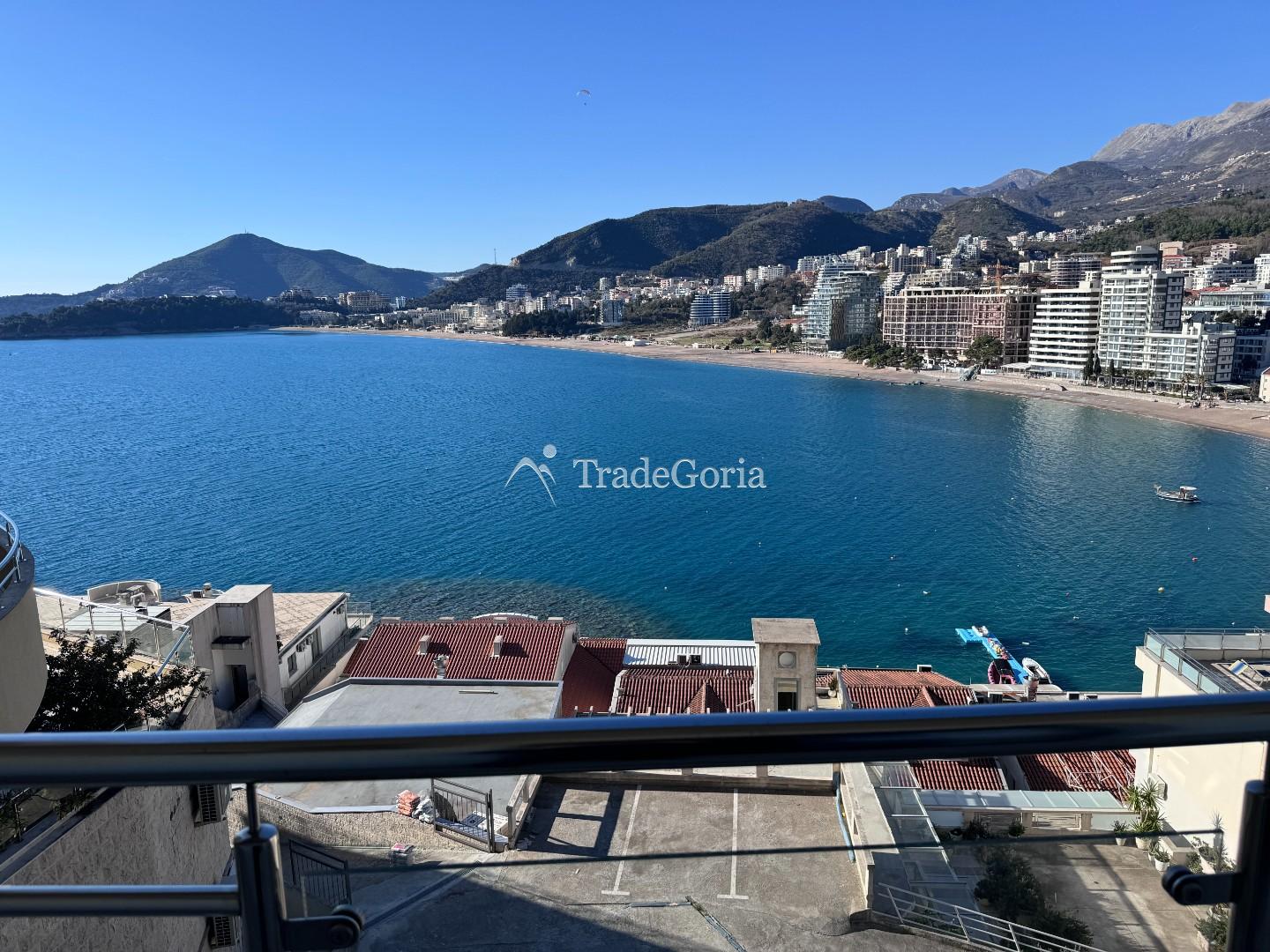Stan sa 2 spavaće sobe i panoramskim pogledom na more u Rafailovićima, prva linija