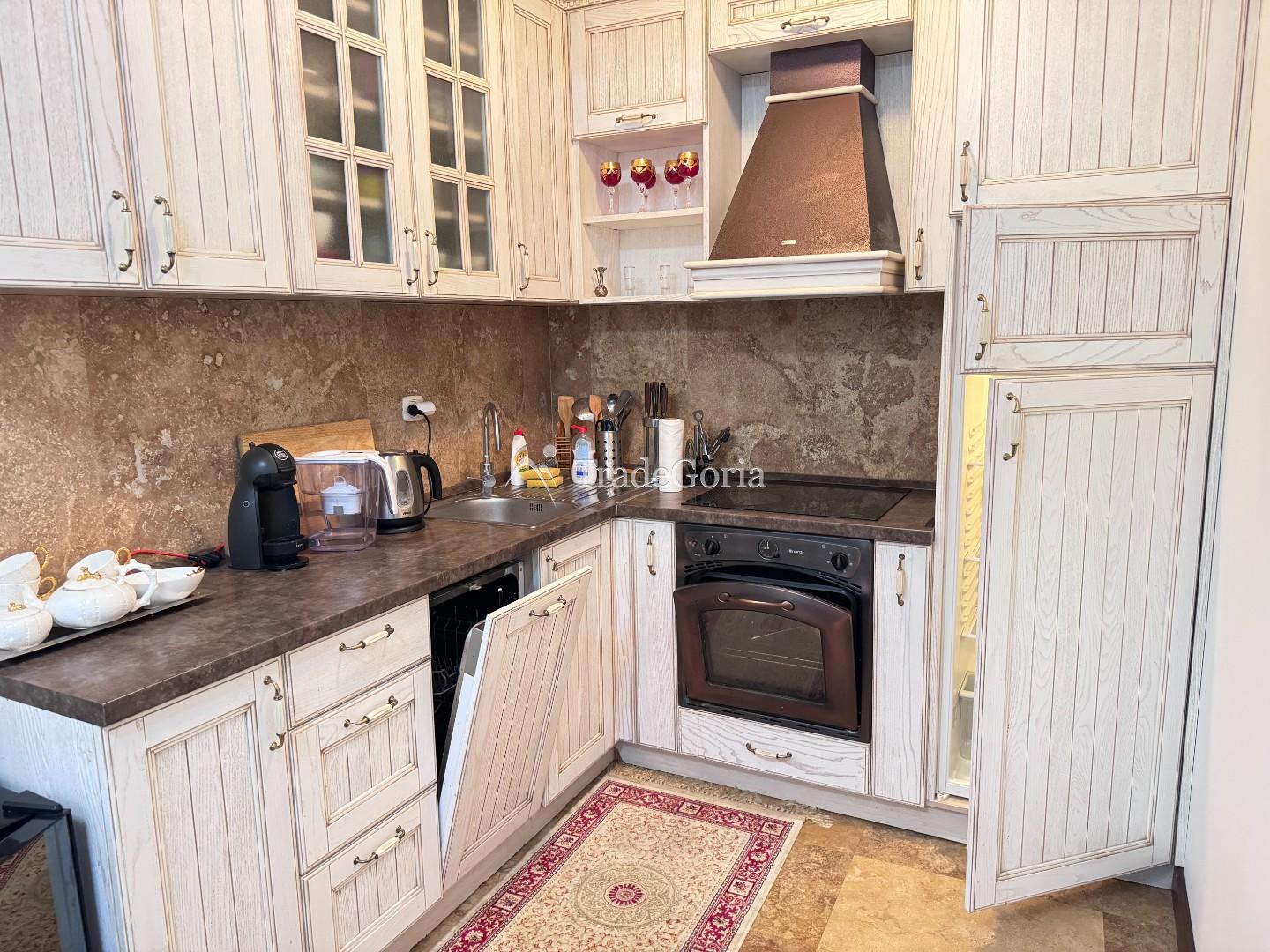 Stan sa 2 spavaće sobe i panoramskim pogledom na more u Rafailovićima, prva linija