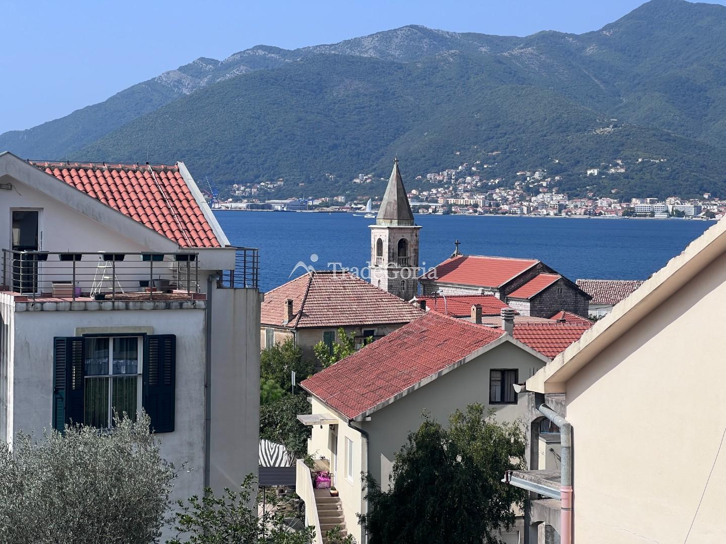 Apartment with 2 bedrooms and sea views in Donja Lastva