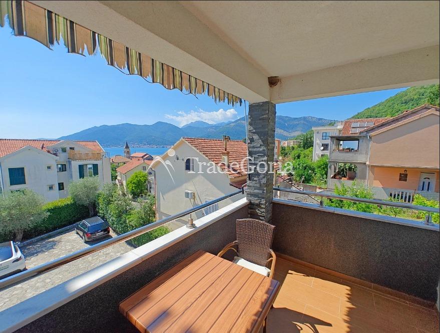 Apartment with 2 bedrooms and sea views in Donja Lastva