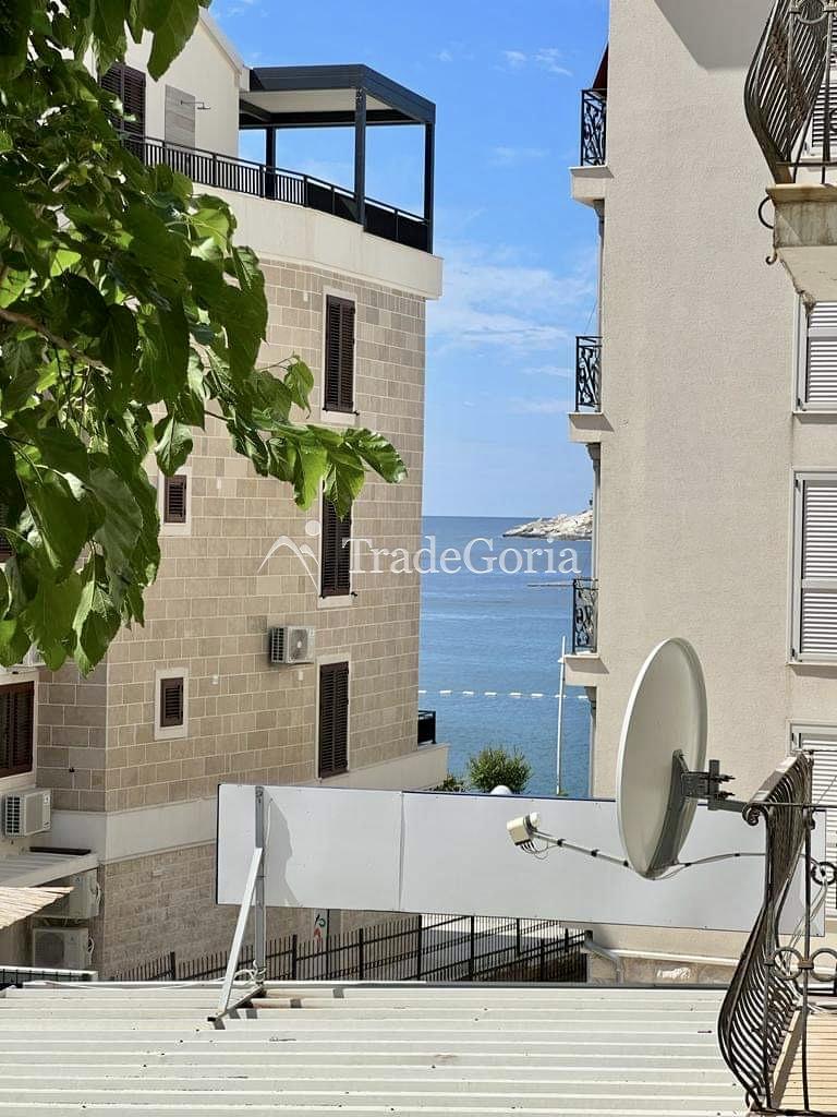 Apartment with 3 bedrooms 50 meters from the sea in Petrovac