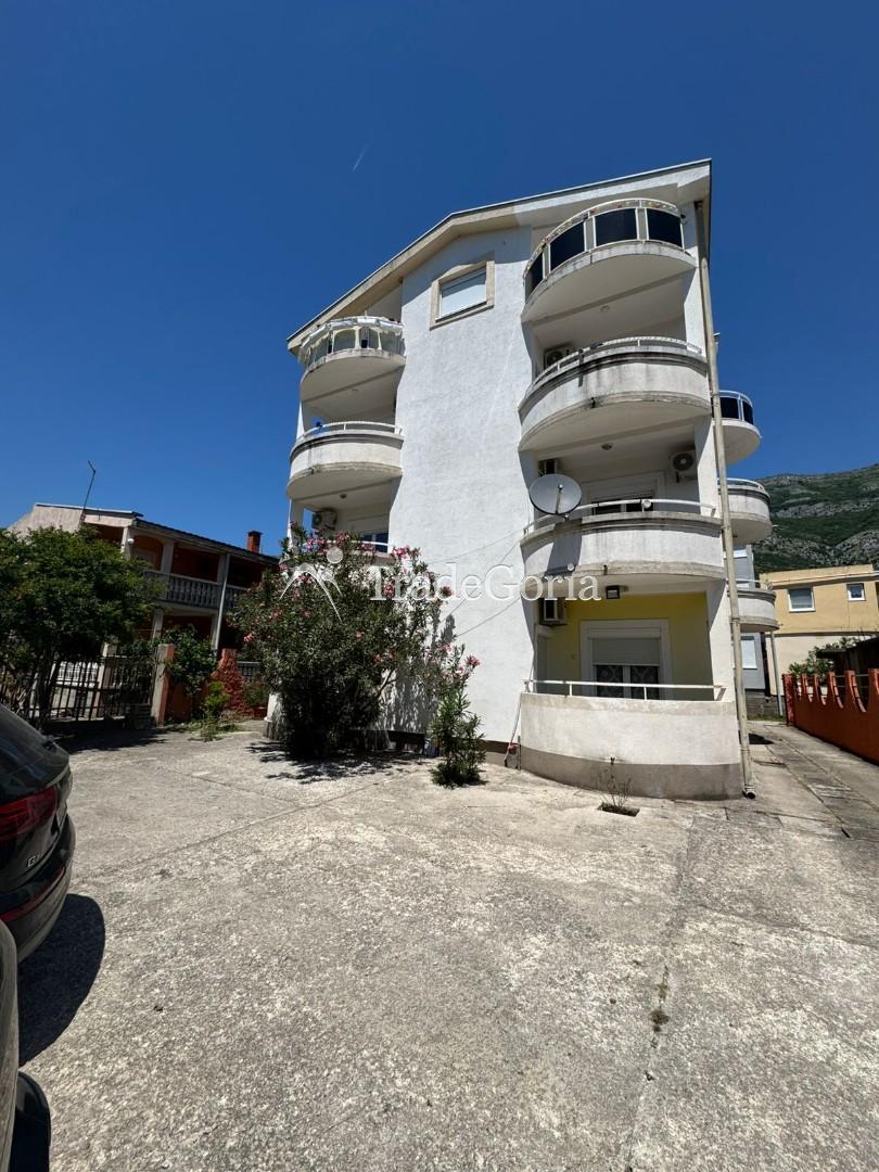One-Bedroom Apartment Below the Main Road in Sutomore