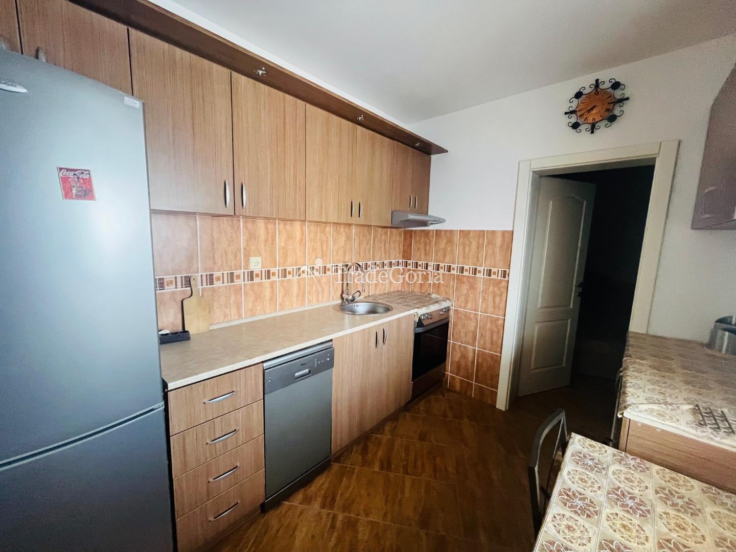 Квартира с отдельной кухней и просторным балконом в Сутоморе