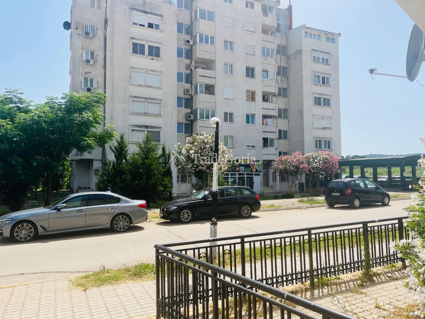Квартира с отдельной кухней и просторным балконом в Сутоморе