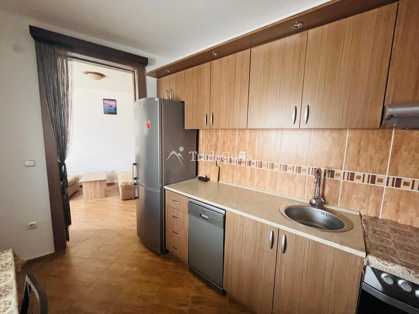 Квартира с отдельной кухней и просторным балконом в Сутоморе