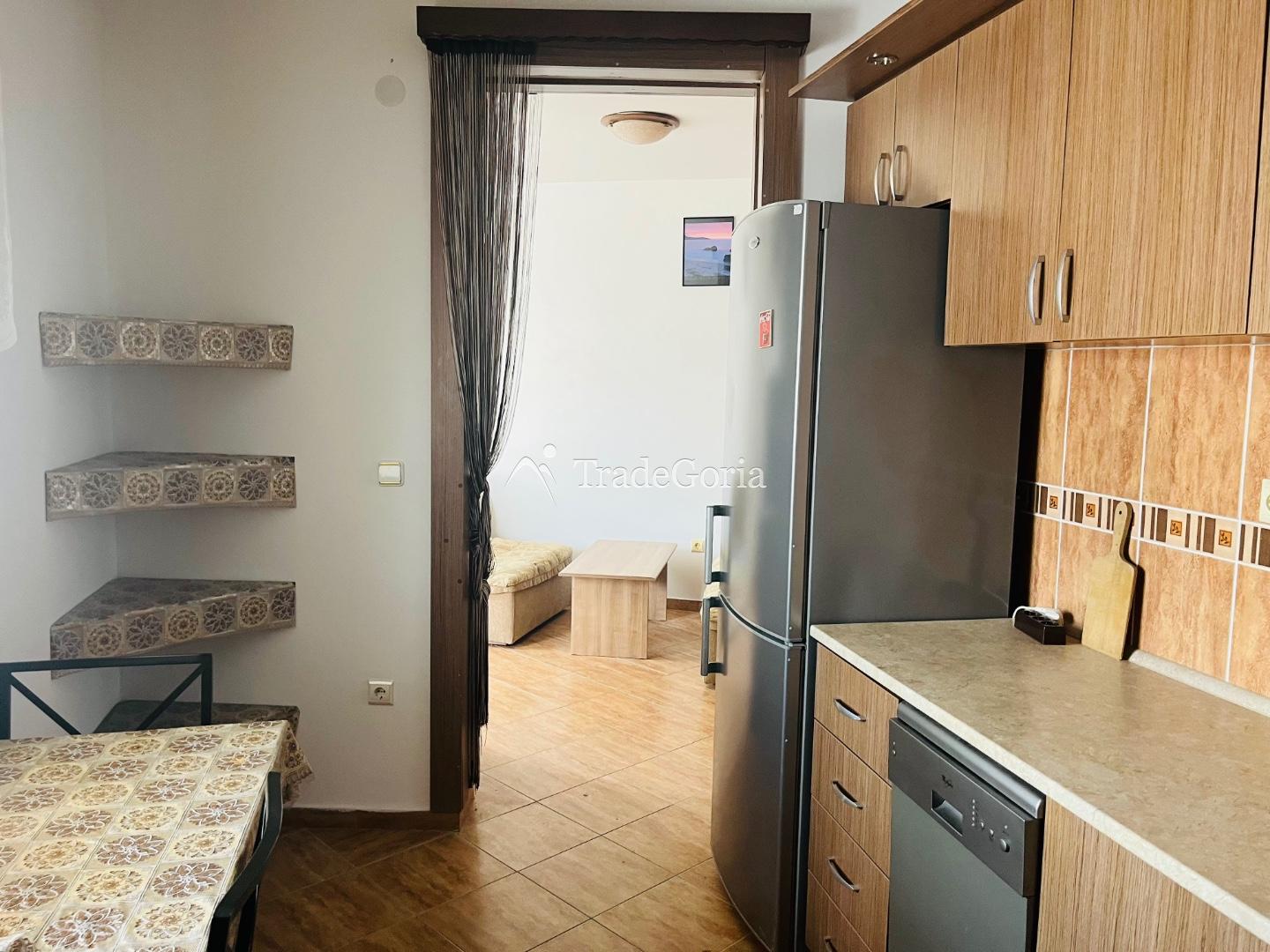 Квартира с отдельной кухней и просторным балконом в Сутоморе
