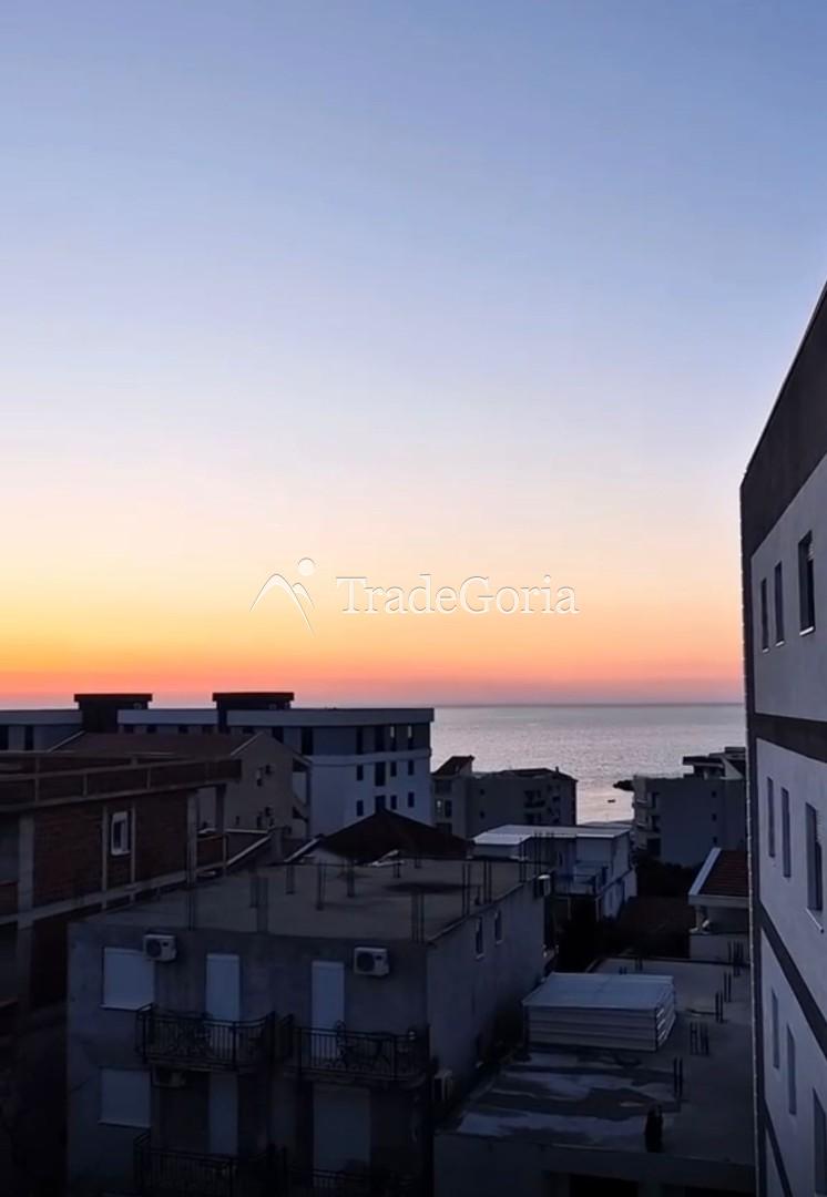 Apartments in a new building in Dobra Voda, below the main road