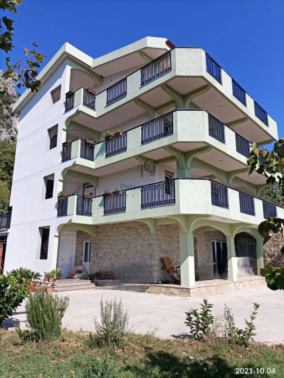 Large Four-Story House for Sale in Sutomore, Zagrađe