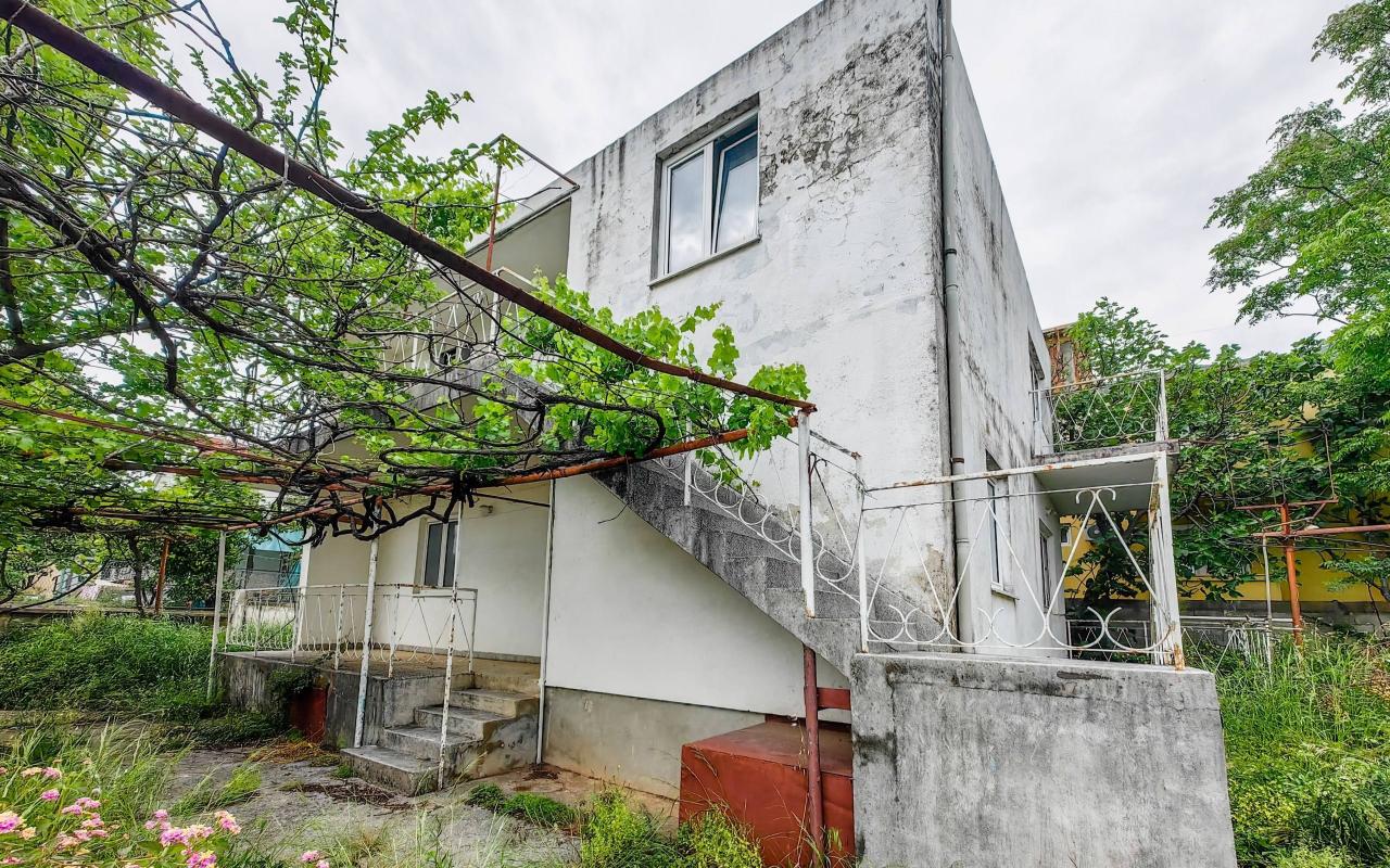 Легальный двухквартирный дом в Сутоморе, 130 кв.м, выход к пляжу