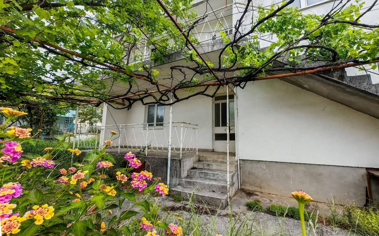 Легальный двухквартирный дом в Сутоморе, 130 кв.м, выход к пляжу