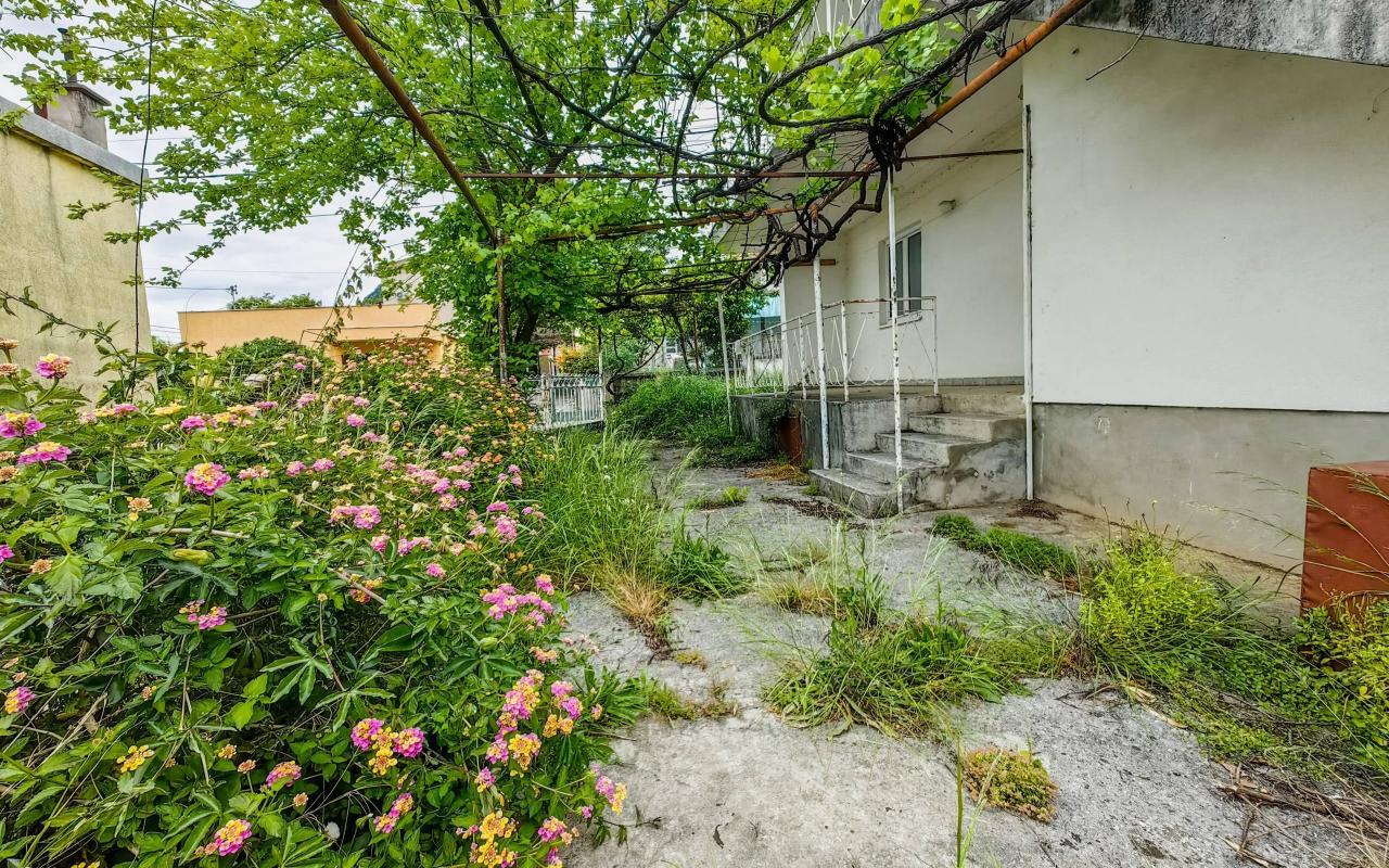 Легальный двухквартирный дом в Сутоморе, 130 кв.м, выход к пляжу