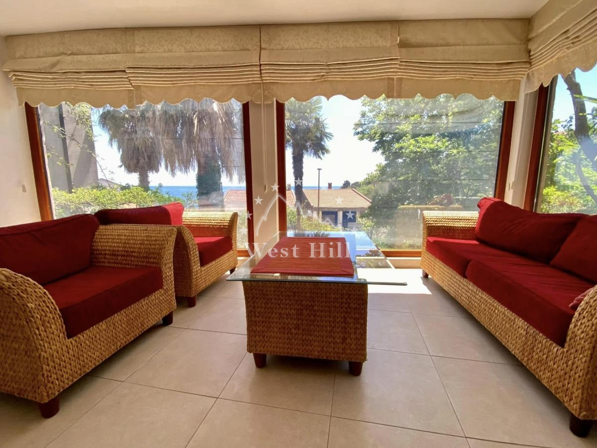 Legal two-storey house with sea view
