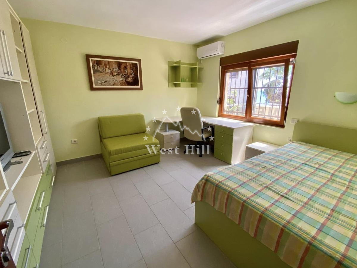 Legal two-storey house with sea view