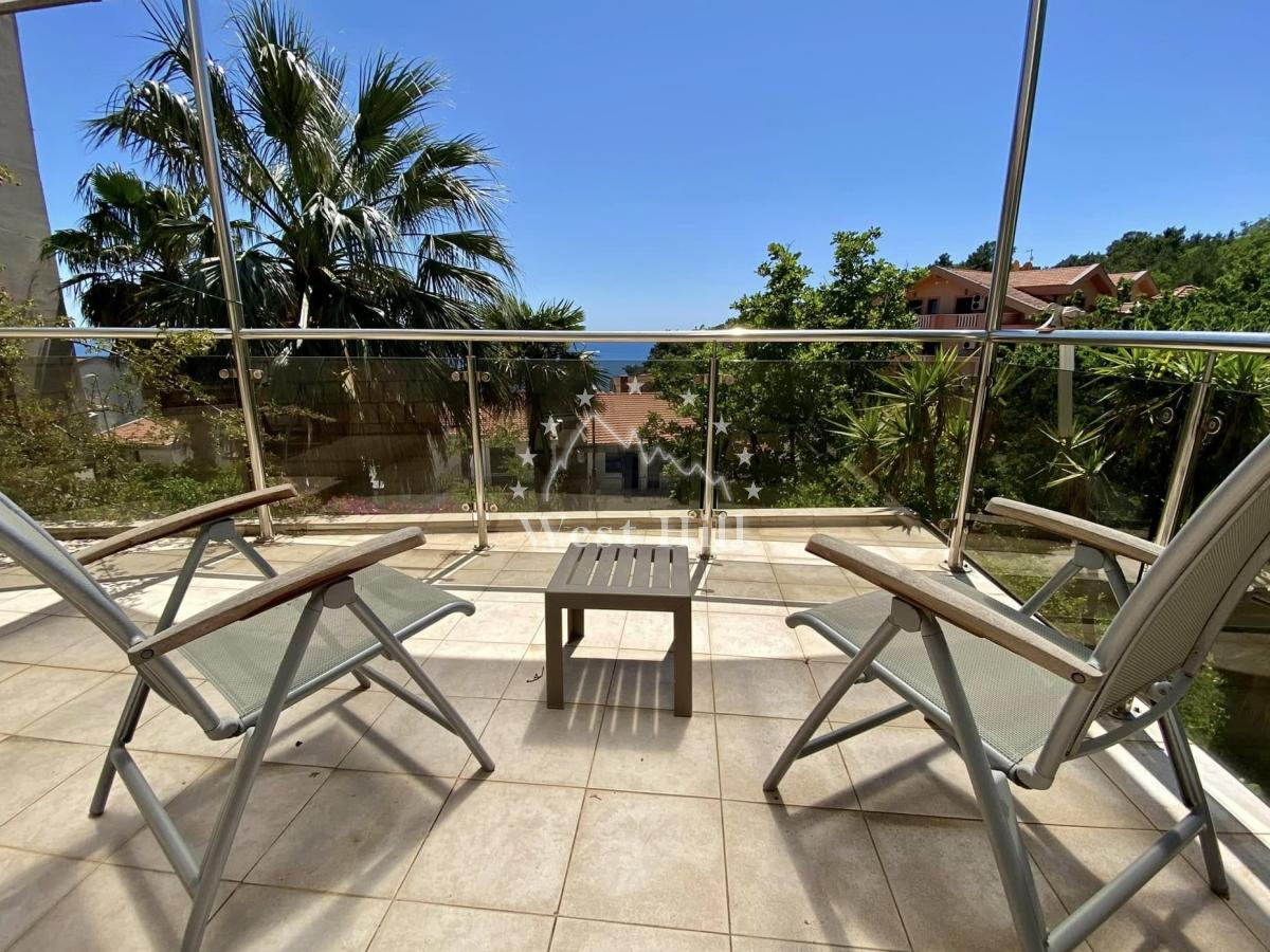 Legal two-storey house with sea view