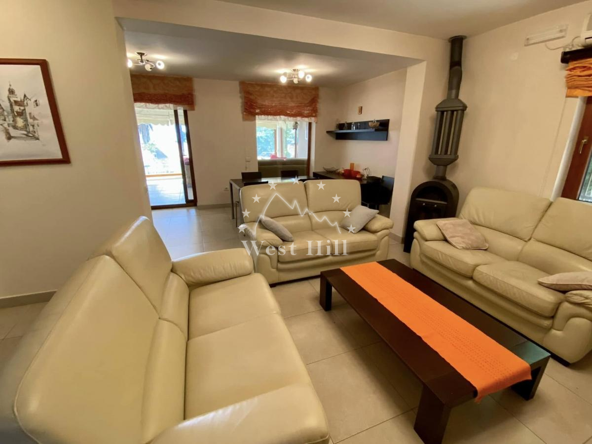 Legal two-storey house with sea view