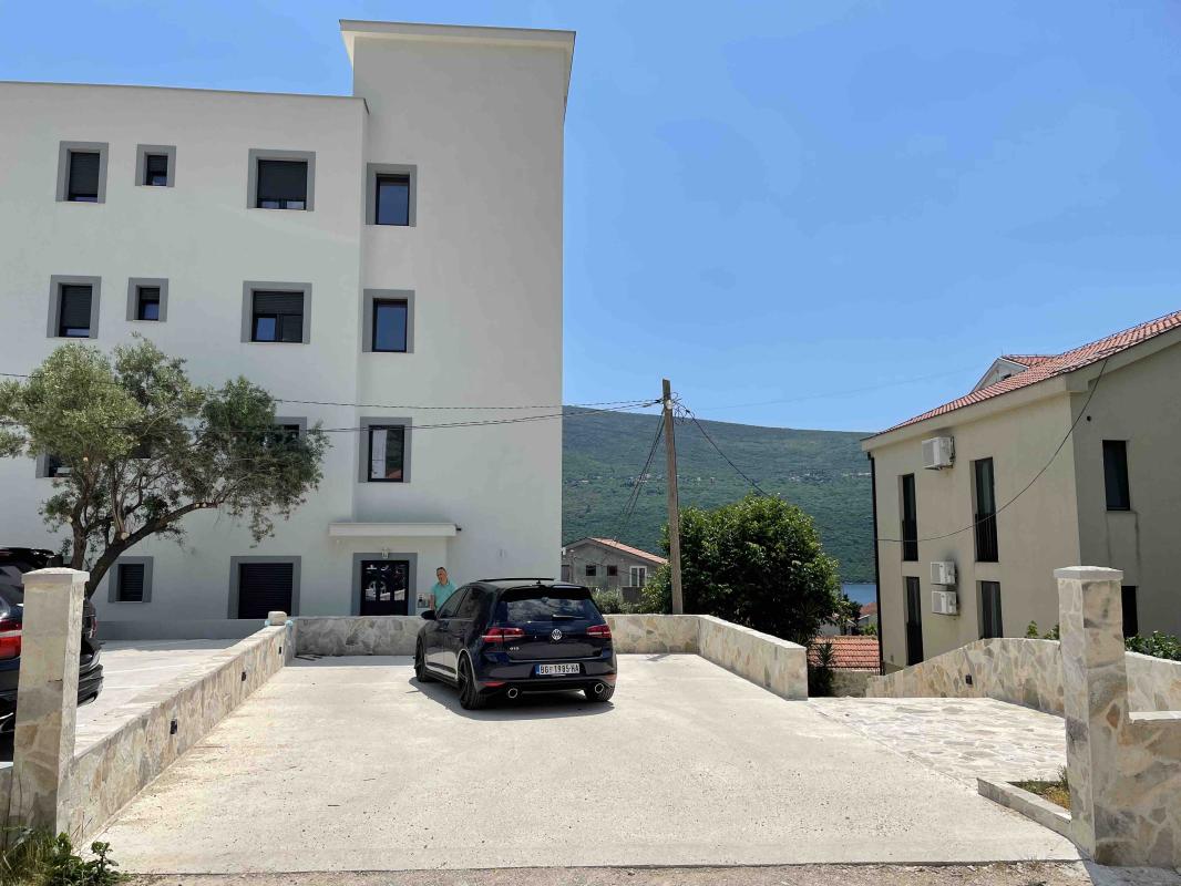 Luxury duplex apartment for sale in Đenovići.